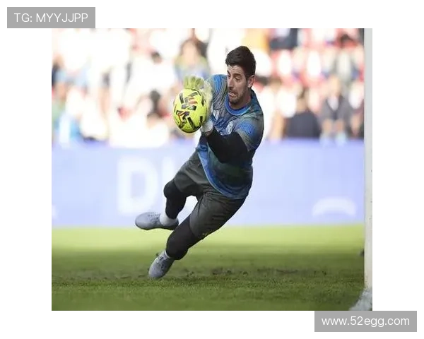 记者：库尔图瓦左内收肌不适，周一将接受检查