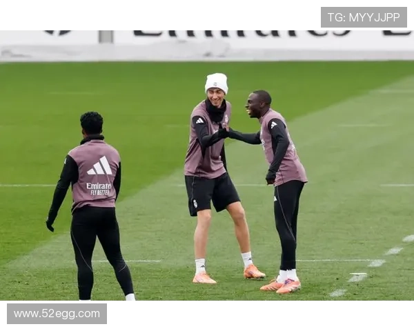 费兰门迪赛前训练亮相皇马阵容